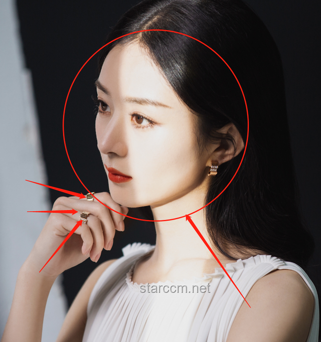 关晓彤嘴里咬着戒指：时尚潮流背后的深意与解读